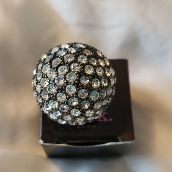 AVON MARK JEWELRY - Picture 1 of 3